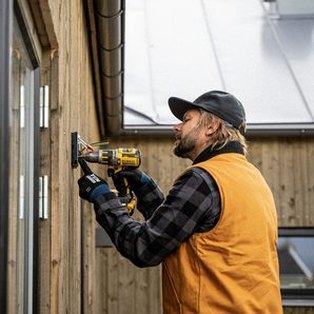 Adjusting a sticking door