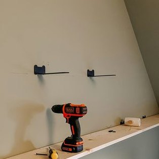 Leveling a shelf