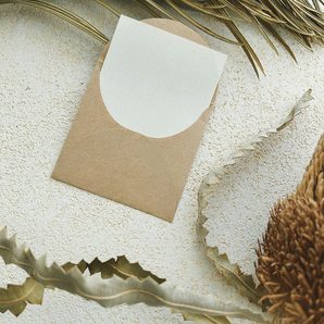A kraft envelope and a blank notecard