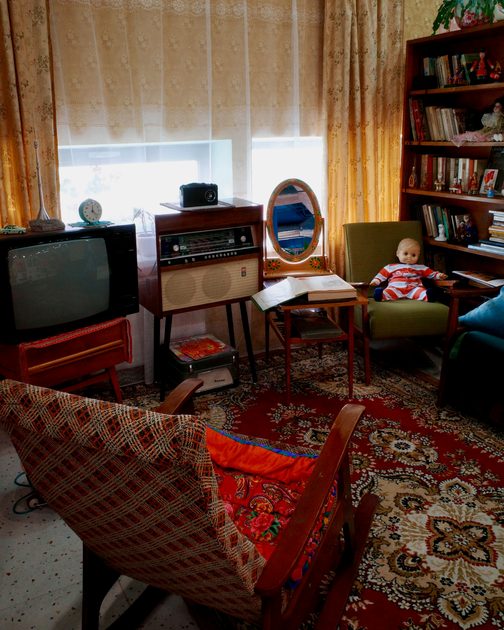 The corner before: an old television, a radio and a patterned armchair